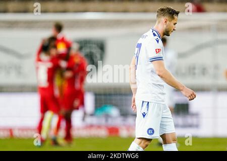 Kaiserslautern, Deutschland. 08.. November 2022. Fußball: 2. Bundesliga, 1. FC Kaiserslautern - Karlsruher SC, Matchday 16, Fritz-Walter-Stadion. Am Ende des Spiels geht der Karlsruher Christoph Kobald über den Platz. Quelle: Uwe Anspach/dpa - WICHTIGER HINWEIS: Gemäß den Anforderungen der DFL Deutsche Fußball Liga und des DFB Deutscher Fußball-Bund ist es untersagt, im Stadion und/oder vom Spiel aufgenommene Fotos in Form von Sequenzbildern und/oder videoähnlichen Fotoserien zu verwenden oder zu verwenden./dpa/Alamy Live News Stockfoto