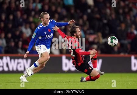 Evertons Tom Davies (links) und Bournemouth's Ben Pearson kämpfen während des Carabao Cup-Spiels in der dritten Runde im Vitality Stadium, Bournemouth, um den Ball. Bilddatum: Dienstag, 8. November 2022. Stockfoto