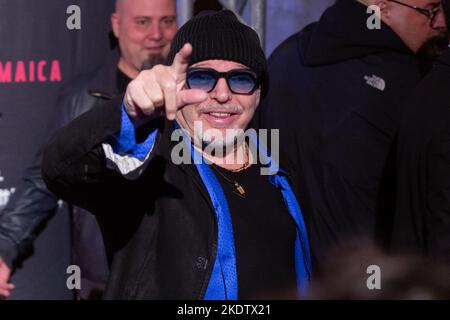 Rom, Italien. 08.. November 2022. Der italienische Sänger Vasco Rossi nimmt an der Premiere des Films 'Vasco - Live Roma Circo Massimo' in Rom Teil (Foto: Matteo Nardone/Pacific Press) Quelle: Pacific Press Media Production Corp./Alamy Live News Stockfoto