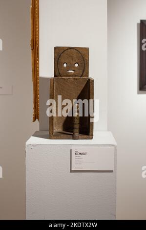 Max Ernst (1891-1976) Deux et deux font un painted Bronze Höhe: 14 1/4 Zoll (36,2 cm.) Konzipiert im Jahr 1956; diese Bronzeversion, die zu Lebzeiten des Künstlers gegossen wurde, wird am 8. November 2022 in Visionary: The Paul G. Allen Collection in Christie's New York Galleries im Rockefeller Center in New York, NY, präsentiert. Die Auktion soll vom 9. Bis 10. November 2022 stattfinden und hat einen Wert von mehr als $1 Milliarden Euro. Die Sammlung des Philanthropen Paul G. Allen, Mitbegründer von Microsoft, umfasst mehr als 150 Meisterwerke aus 500 Jahren Kunstgeschichte. Alle Erlöse gehen an die Philanthropie. (Foto von TJ Stockfoto