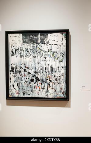 Gerhard Richter (B. 1932) ohne Titel signiert, datiert und beschriftet '687-4 Richter 1989' (auf der Rückseite) Öl auf Leinwand 44 1/8 x 40 1/4 Zoll (112,1 x 102,2 cm.) Gemalt 1989 auf der Ausstellung Visionary: The Paul G. Allen Collection präsentiert in Christie's New York Galleries im Rockefeller Center in New York, NY am 8. November 2022. Die Auktion soll vom 9. Bis 10. November 2022 stattfinden und hat einen Wert von mehr als $1 Milliarden Euro. Die Sammlung des Philanthropen Paul G. Allen, Mitbegründer von Microsoft, umfasst mehr als 150 Meisterwerke aus 500 Jahren Kunstgeschichte. Der gesamte Erlös geht an philanthropp Stockfoto