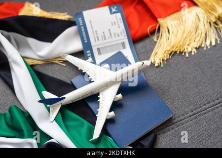 Pass der Vereinigten Arabischen Emirate mit Nationalflagge auf grauem Hintergrund Stockfoto