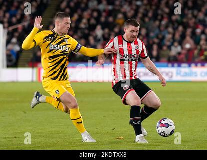 Sheffield, Großbritannien. 8.. November 2022. Ben Wiles von Rotherham nimmt John Fleck von Sheffield Utd während des Sky Bet Championship-Spiels in der Bramall Lane, Sheffield, in Angriff. Bildnachweis sollte lauten: Andrew Yates/Sportimage Kredit: Sportimage/Alamy Live News Stockfoto