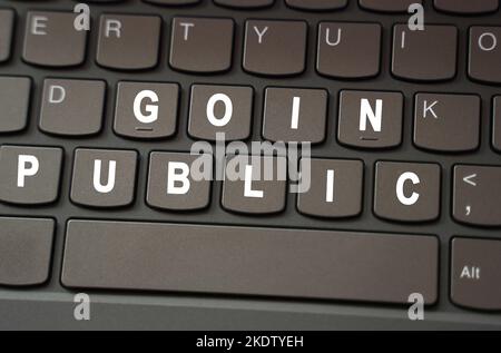 Internetkonzept. Auf der schwarzen Tastatur ist die Inschrift weiß hervorgehoben - Goin Public Stockfoto