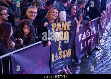 Rom, Italien. 08.. November 2022. Fans warten auf die Ankunft des italienischen Sängers Vasco Rossi vor dem Space Moderno Kino in Rom (Foto: Matteo Nardone/Pacific Press/Sipa USA) Quelle: SIPA USA/Alamy Live News Stockfoto