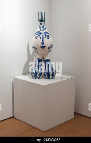 Pablo Picasso (1881-1973) Tripode (A.R. 125) gestempelt ‘Madoura Plein Feu/Edition Picasso' (unten); nummeriert ‘66/75' (am linken Bein) weiße Keramikvase, teilweise graviert, mit farbigem Engobe und Glasur Höhe: 29 3/4 Zoll (75,6 cm.) 1951 konzipiert und in einer nummerierten Auflage von 75 Exemplaren ausgeführt Schätzung von USD 100.000 - USD 150.000 zu sehen in Visionary: The Paul G. Allen Collection, präsentiert in Christie's New York Galleries im Rockefeller Center in New York, NY am 8. November 2022. Die Auktion soll vom 9. Bis 10. November 2022 stattfinden und hat einen Wert von mehr als $1 Milliarden Euro. Die Koll Stockfoto