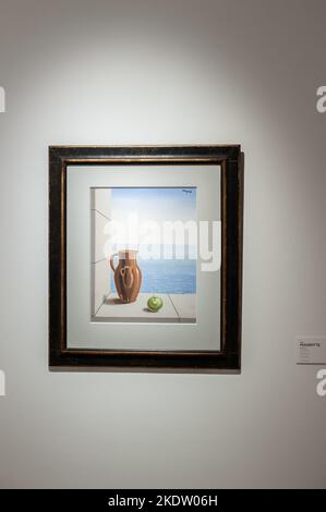 Rene Magritte (1898-1967) Stimulationsziel signiert ‘Magritte' (oben rechts) Gouache auf Papier 18 1/8 x 14 1/4 Zoll (46,3 x 36,2 cm.) Gemalt um 1938-1939 Schätzung USD 1.500.000 - USD 2.500.000 zu sehen im Visionary: The Paul G. Allen Collection präsentiert in Christie's New York Galleries im Rockefeller Center in New York, NY am 8. November 2022. Die Auktion soll vom 9. Bis 10. November 2022 stattfinden und hat einen Wert von mehr als $1 Milliarden Euro. Die Sammlung des Philanthropen Paul G. Allen, Mitbegründer von Microsoft, umfasst mehr als 150 Meisterwerke aus 500 Jahren Kunstgeschichte. Alle Aufträge Stockfoto