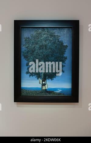 Rene Magritte (1898-1967) La voix du sang signiert ‘Magritte' (unten rechts) Öl auf Leinwand 31 1/8 x 23 1/8 Zoll (79,1 x 58,6 cm.) Gemalt 1948 auf der Ausstellung Visionary: The Paul G. Allen Collection präsentiert in Christie's New York Galleries im Rockefeller Center in New York, NY am 8. November 2022. Die Auktion soll vom 9. Bis 10. November 2022 stattfinden und hat einen Wert von mehr als $1 Milliarden Euro. Die Sammlung des Philanthropen Paul G. Allen, Mitbegründer von Microsoft, umfasst mehr als 150 Meisterwerke aus 500 Jahren Kunstgeschichte. Alle Erlöse gehen an die Philanthropie. (Foto von TJ Roth/Sipa USA) Stockfoto