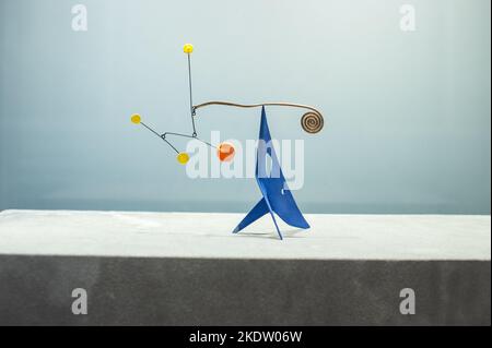Alexander Calder (1898-1976) Untitled Standing mobile-Blech, Messing, Draht und Farbe 6 1/2 x 6 1/2 x 2 1/2 Zoll (16,5 x 16,5 x 6,4 cm.) Ausgeführt um 1950 auf der Ausstellung Visionary: The Paul G. Allen Collection, präsentiert in Christie's New York Galleries im Rockefeller Center in New York, NY am 8. November 2022. Die Auktion soll vom 9. Bis 10. November 2022 stattfinden und hat einen Wert von mehr als $1 Milliarden Euro. Die Sammlung des Philanthropen Paul G. Allen, Mitbegründer von Microsoft, umfasst mehr als 150 Meisterwerke aus 500 Jahren Kunstgeschichte. Alle Erlöse gehen an die Philanthropie. (Foto von T Stockfoto
