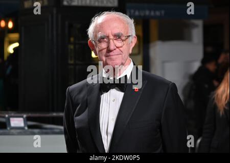 London, Großbritannien. 8.. November 2022. Jonathan Pryce besucht Netflix präsentieren die Welt permiere - die fünfte Staffel von The Crown im Theatre Royal, Drury Lane, am 8. November London, Großbritannien. Stockfoto