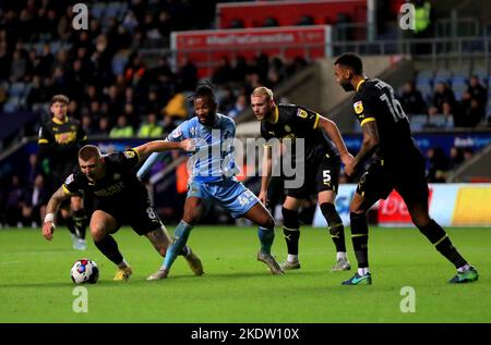 Kasey Palmer von Coventry City (Mitte links) und Max Power von Wigan Athletic kämpfen während des Sky Bet Championship-Spiels in der Coventry Building Society Arena, Coventry, um den Ball. Bilddatum: Dienstag, 8. November 2022. Stockfoto