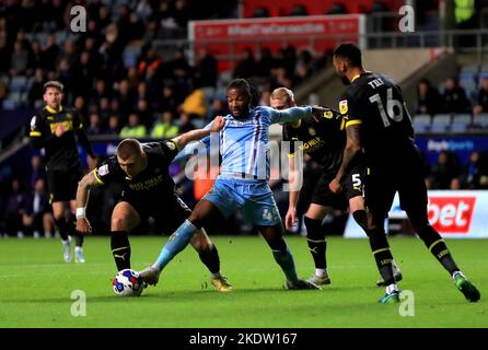 Kasey Palmer von Coventry City (Mitte links) und Max Power von Wigan Athletic kämpfen während des Sky Bet Championship-Spiels in der Coventry Building Society Arena, Coventry, um den Ball. Bilddatum: Dienstag, 8. November 2022. Stockfoto