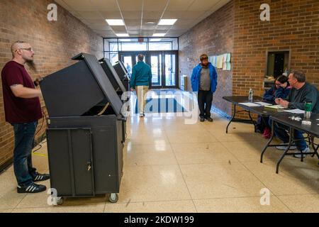 Wilkes Barre, Usa. 08.. November 2022. Die Wähler kommen und gehen, während die Wahlbeobachter nachschauen. Kredit: SOPA Images Limited/Alamy Live Nachrichten Stockfoto