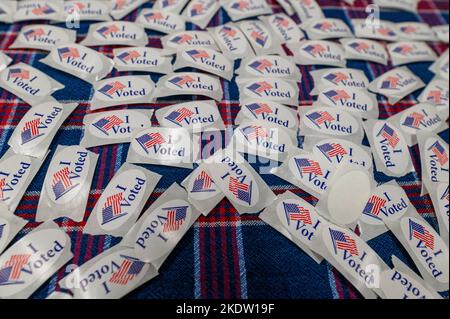 Wilkes Barre, Usa. 08.. November 2022. Aufkleber mit dem Titel „Ich habe gestimmt“ bedecken einen Tisch in einem Wahllokal. Kredit: SOPA Images Limited/Alamy Live Nachrichten Stockfoto