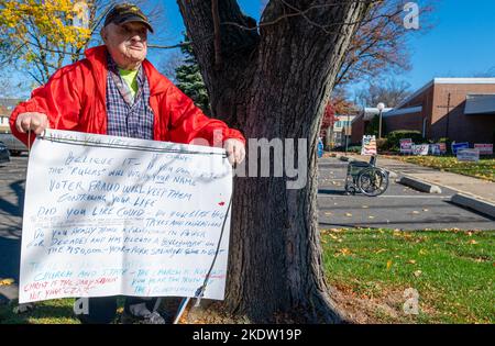 Wilkes Barre, Usa. 08.. November 2022. Ein Mann, der an Reverand Gerry vorbei geht, steht vor einem Wahllokal und spricht mit den Wählern über die Wahlen und seinen Glauben an Abtreibung. Kredit: SOPA Images Limited/Alamy Live Nachrichten Stockfoto