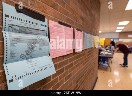 Wilkes Barre, Usa. 08.. November 2022. Ein Musterstimmzettel und Regeln für die Abstimmung Linie ein Wahllokal Wand. Kredit: SOPA Images Limited/Alamy Live Nachrichten Stockfoto