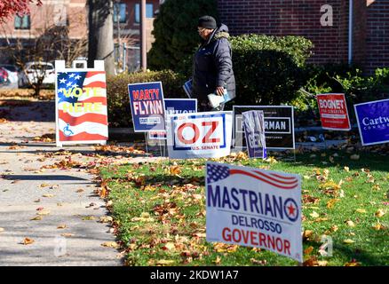 Wilkes Barre, Usa. 08.. November 2022. Eine Frau verlässt ein Wahllokal nach Wahlschildern. Kredit: SOPA Images Limited/Alamy Live Nachrichten Stockfoto