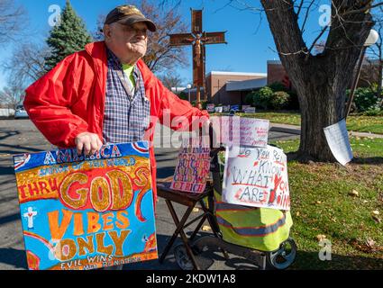 Wilkes Barre, Usa. 08.. November 2022. Ein Mann, der an Reverand Gerry vorbei geht, steht vor einem Wahllokal und spricht mit den Wählern über die Wahlen und seinen Glauben an Abtreibung. Kredit: SOPA Images Limited/Alamy Live Nachrichten Stockfoto