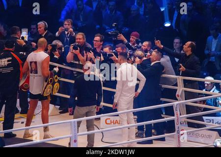 28-11-2015 Düsseldorf Deutschland Neuer Champion Tyson Fury posiert nach dem Sieg über Wladimir Klitschko mit drei Gürteln - viele Fotografen fotografieren Stockfoto