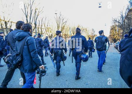 22-02-2014 Mailand, Italien. Die italienische Polizei (Carabinerien) mit Schlagstock-Ausstattung ist die Vorreiterrolle vor einer anarchistischen Demonstration in Mailand. Der Hubschrauber fliegt Stockfoto