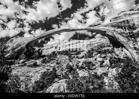 Black and White Landscape Arch Rock Canyon Devils Garden Arches National Park Moab Utah USA Südwestlängster und dünnster Bogen der Welt. Stockfoto