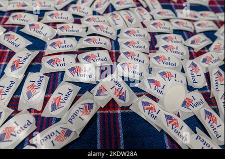 Wilkes Barre, Usa. 08.. November 2022. Aufkleber mit dem Titel „Ich habe gestimmt“ bedecken einen Tisch in einem Wahllokal. (Foto von Aimee Dilger/SOPA Images/Sipa USA) Quelle: SIPA USA/Alamy Live News Stockfoto