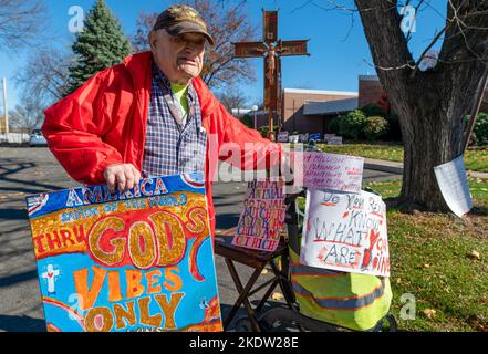 Wilkes Barre, Usa. 08.. November 2022. Ein Mann, der an Reverand Gerry vorbei geht, steht vor einem Wahllokal und spricht mit den Wählern über die Wahlen und seinen Glauben an Abtreibung. (Foto von Aimee Dilger/SOPA Images/Sipa USA) Quelle: SIPA USA/Alamy Live News Stockfoto