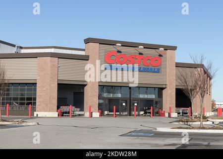 Ft. Wayne - Circa November 2022: Costco Großhandelsstandort. Costco Wholesale ist ein globaler Einzelhändler mit mehreren Milliarden Dollar. Stockfoto