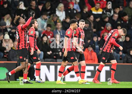 Boscombe, Dorset, Großbritannien. 8.. November 2022; Vitality Stadium, Boscombe, Dorset, England: Carabao Cup Football, AFC Bournemouth gegen Everton; Junior Stanislas aus Bournemouth feiert mit seinem Team nach einem Tor in 10. Minuten für 1-0 Credit: Action Plus Sports Images/Alamy Live News Stockfoto