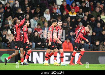 Boscombe, Dorset, Großbritannien. 8.. November 2022; Vitality Stadium, Boscombe, Dorset, England: Carabao Cup Football, AFC Bournemouth gegen Everton; Junior Stanislas aus Bournemouth feiert mit seinem Team nach einem Tor in 10. Minuten für 1-0 Credit: Action Plus Sports Images/Alamy Live News Stockfoto