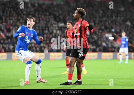 Boscombe, Dorset, Großbritannien. 8.. November 2022; Vitality Stadium, Boscombe, Dorset, England: Carabao Cup Football, AFC Bournemouth gegen Everton; Jamal Lowe geht an Junior Stanislas aus Bournemouth, der in der 10.-minütigen Spielzeit 1-0 Punkte erzielt hat Kredit: Action Plus Sports Images/Alamy Live News Stockfoto