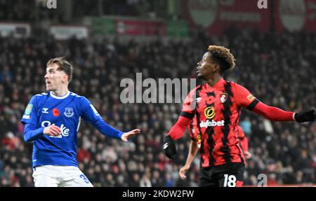 Boscombe, Dorset, Großbritannien. 8.. November 2022; Vitality Stadium, Boscombe, Dorset, England: Carabao Cup Football, AFC Bournemouth gegen Everton; Jamal Lowe geht an Junior Stanislas aus Bournemouth, der in der 10.-minütigen Spielzeit 1-0 Punkte erzielt hat Kredit: Action Plus Sports Images/Alamy Live News Stockfoto