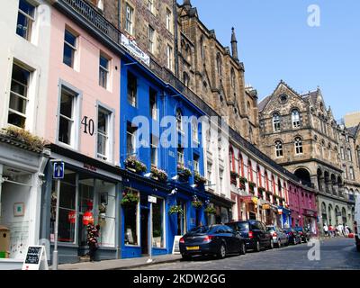 Edinburgh Schottland, juni 25 2009; Geschäfte und Apartments in der Innenstadt von Edinburgh in einer farbenfrohen Straße. Stockfoto