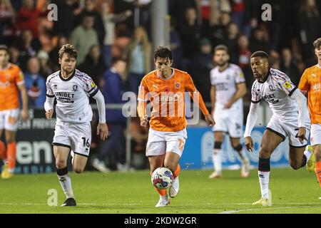 Blackpool, Großbritannien. 08.. November 2022. Kenny Dougall #12 von Blackpool während des Sky Bet Championship Spiels Blackpool vs Middlesbrough in der Bloomfield Road, Blackpool, Großbritannien, 8.. November 2022 (Foto von Mark Cosgrove/News Images) in Blackpool, Großbritannien am 11/8/2022. (Foto von Mark Cosgrove/News Images/Sipa USA) Quelle: SIPA USA/Alamy Live News Stockfoto