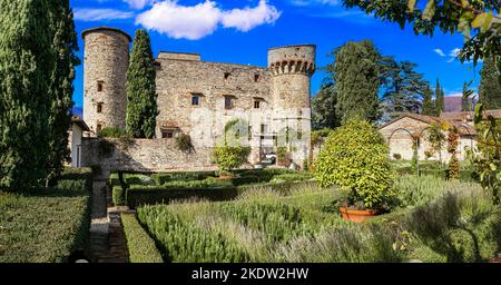 Italien, Toscana Landschaft. Landschaftlich reizvolle Weinberge der Toskana. Blick auf das mittelalterliche Schloss - Castello di Meléto in Chianti. Italien, Toscana Landschaft Panor Stockfoto