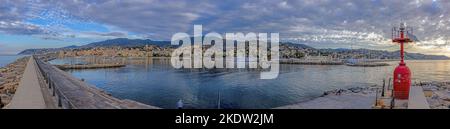 Panorama über den Hafen der italienischen Stadt San Remo bei Sonnenaufgang im Sommer Stockfoto