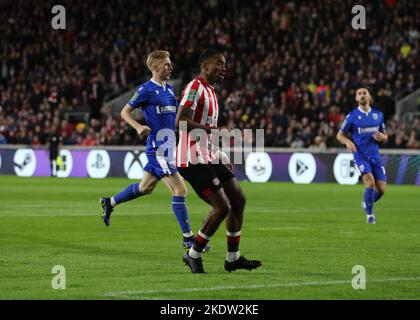 Brentford, Großbritannien. 8.. November 2022; GTECH Community Stadium, Brentford, London, England; Carabao Cup Fußball, Brentford gegen Gillingham; Ivan Toney von Brentford schießt und schießt seine Seiten 1. Tor in der 3. Minute, um es 1-0 zu machen.Kredit: Action Plus Sports Images/Alamy Live News Stockfoto