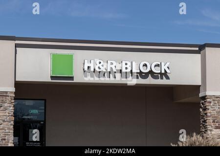 Ft. Wayne – circa November 2022: H&R Block Retail Tax Preparation Location. Block Betreibt 12.000 Standorte. Stockfoto