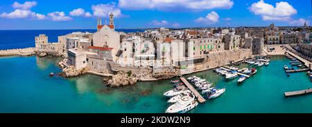 Traditionelles Italien. Apulien-Region mit weißen Dörfern und bunten Fischerbooten. Luftaufnahme der Küstenstadt Giovinazzo, Provinz Bari Stockfoto