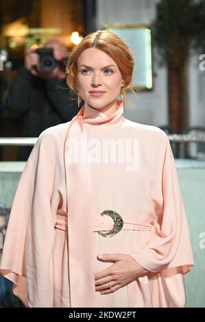 London, Großbritannien. 8.. November 2022. Erin Richards besucht Netflix präsentieren die Welt permiere - die fünfte Staffel von The Crown im Theatre Royal, Drury Lane, am 8. November in London, Großbritannien. Stockfoto