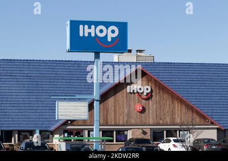 Ft. Wayne - ca. November 2022: IHOP Pancake Restaurant. International House of Pancakes hat über 1.800 Standorte. Stockfoto