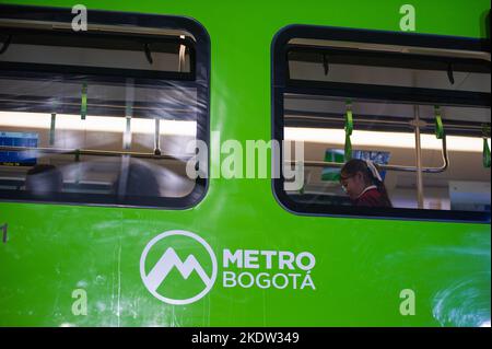 Während der Enthüllung des Metro-Wagens von Bogota werfen die Menschen einen Blick auf den Prototyp des Metro-Wagens von Bogota, während das Metro-System von Bogota mit den Arbeiten von ava beginnt Stockfoto