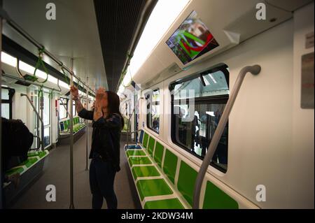 Während der Enthüllung des Metro-Wagens von Bogota werfen die Menschen einen Blick auf den Prototyp des Metro-Wagens von Bogota, während das Metro-System von Bogota mit den Arbeiten von ava beginnt Stockfoto