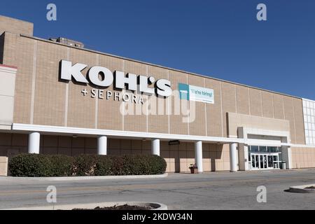 Ft. Wayne - circa November 2022: Kohl's Retail Store Location. Kohl's arbeitet mit dem Kosmetikgiganten Sephora zusammen, um Geschäfte zu generieren. Stockfoto