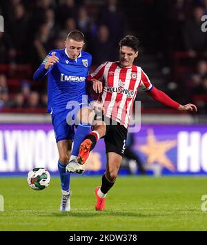 Gillinghams Dom Jefferies (links) und Brentfords Christian Norgaard kämpfen während des dritten Spiels des Carabao Cup im GTECH Community Stadium, London, um den Ball. Bilddatum: Dienstag, 8. November 2022. Stockfoto