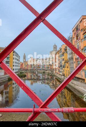 Ein Blick auf die Kathedrale der Heiligen Maria von Girona und die Kirche des Heiligen Felix von der Eiffel Brücke Stockfoto