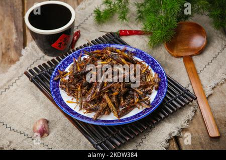 Ein Teller mit gebratenen Heuschrecken Stockfoto