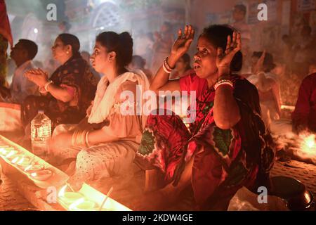 Narayanganj, Bangladesch. 08.. November 2022. Hinduistische Anhänger zündeten Kerzen an und bieten Rakher Upobas Gebete im Shri Shri Lokanath Brahmachari Ashram Tempel in Narayanganj am Rand von Dhaka an. Kredit: SOPA Images Limited/Alamy Live Nachrichten Stockfoto