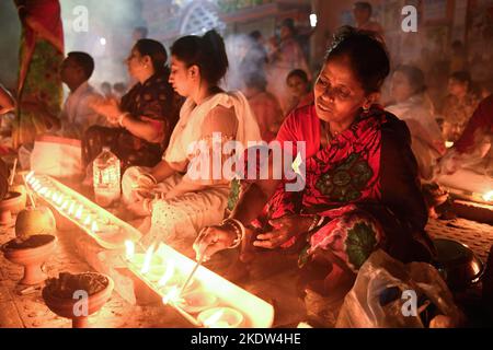 Narayanganj, Bangladesch. 08.. November 2022. Hinduistische Anhänger zündeten Kerzen an und bieten Rakher Upobas Gebete im Shri Shri Lokanath Brahmachari Ashram Tempel in Narayanganj am Rand von Dhaka an. Kredit: SOPA Images Limited/Alamy Live Nachrichten Stockfoto