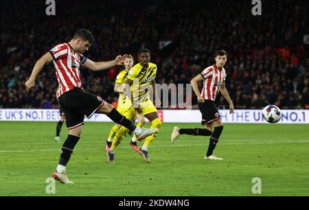 Sheffield, Großbritannien. 8.. November 2022. John Egan von Sheffield Utd schießt beim Sky Bet Championship-Spiel in der Bramall Lane, Sheffield, weit. Bildnachweis sollte lauten: Darren Staples/Sportimage Credit: Sportimage/Alamy Live News Stockfoto